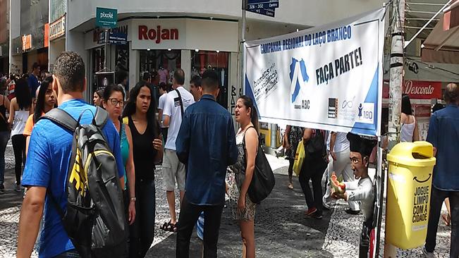 Caminhada de enfrentamento à violência contra a mulher marca fim da Campanha Regional do Laço Branco