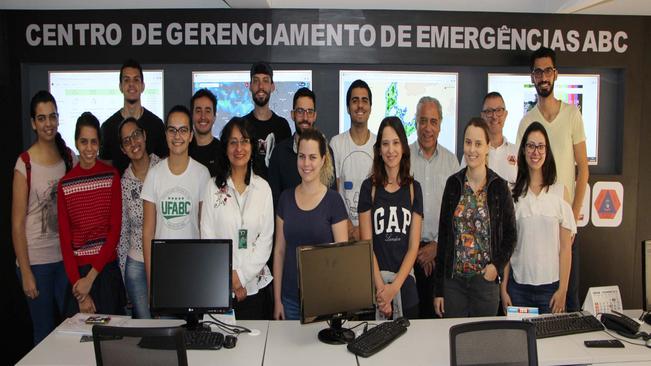 Professora e alunos da UFABC visitam o Centro de Gerenciamento de Emergências do ABC