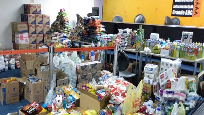 Drive Thru Solidário Regional arrecada mais de 7 toneladas de alimentos e material de higiene e limpeza