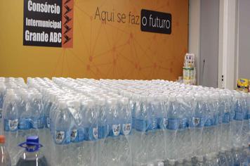 Em 24 horas, Consórcio reúne mais de 1.300 garrafas de água para vítimas das chuvas no ABC