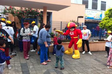 Bombeiros auxiliam Mister Mão nas ações por um trânsito seguro no ABC