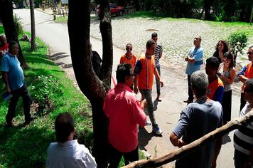 Treinamento capacita para prevenção a riscos com árvores e técnicas para poda correta