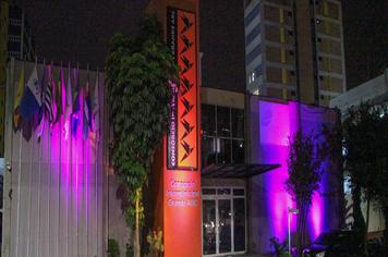 Consórcio recebe iluminação especial durante o Outubro Rosa