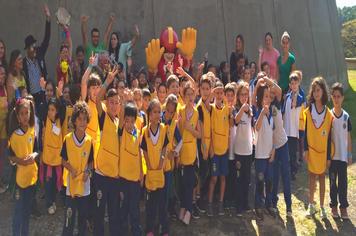 Esquete teatral alerta alunos das escolas municipais da região sobre trânsito seguro