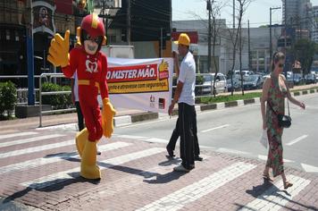 Mister Mão interage com pedestres e motoristas no ABC