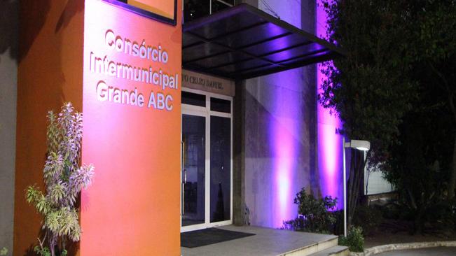 Consórcio ABC recebe iluminação especial como parte da campanha Outubro Rosa