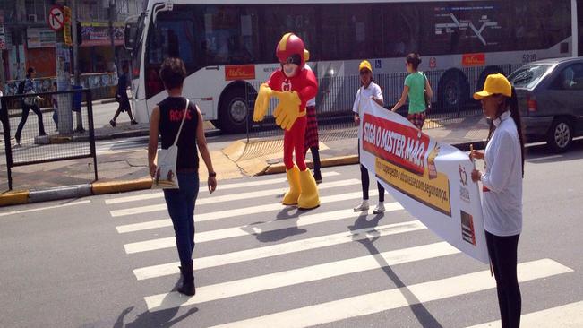 Mister Mão continua ações de conscientização no trânsito nesta quarta-feira (11)