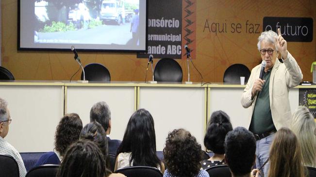 Consórcio promove capacitação sobre princípios de poda em árvores urbanas